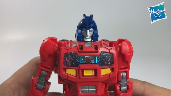 Power Of The Primes Leader Class Optimus Video Gives Detailed In Hand Look With Screencaps 32 (32 of 49)